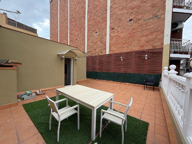 Dúplex en venta en calle De L'art, Barcelona, de 185 m² 4 habitaciones por 699.000