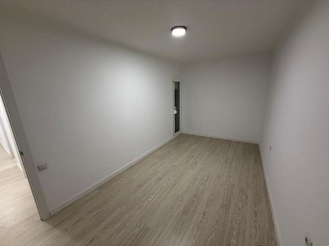 Piso en venta en calle De L'aviació, Hospitalet de Llobregat, L´, de 75 m² 4 habitaciones por 279.900