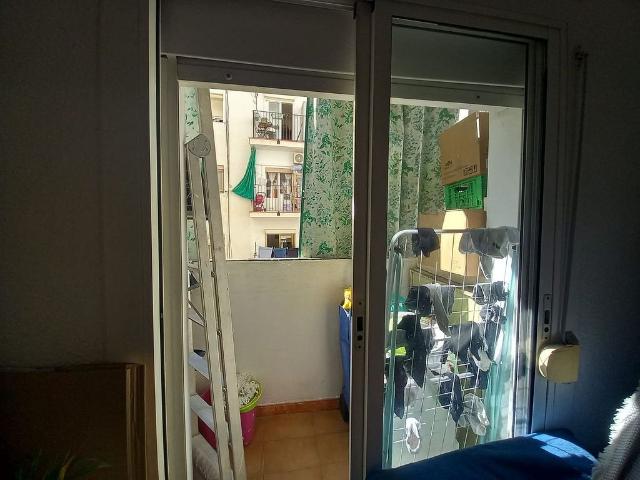 Piso en venta en calle De L'empordà, Badalona, de 48 m² 3 habitaciones por 140.000