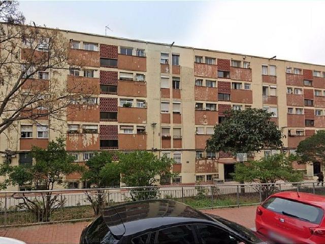Piso en venta en calle De Les Agudes, Barcelona, de 58 m² 3 habitaciones por 77.000