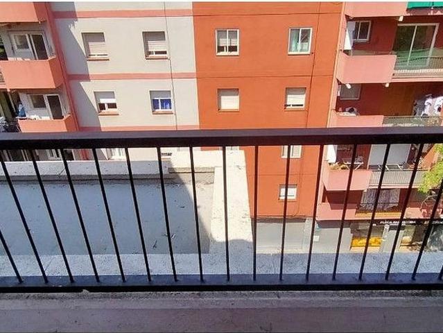 Piso en venta en calle De Les Agudes, Girona, de 75 m² 3 habitaciones por 120.000