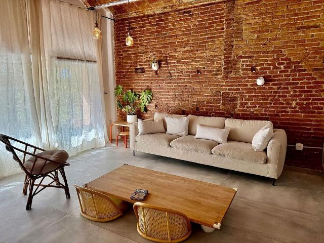 Piso en venta en calle De Les Camèlies, Barcelona, de 56 m² 2 habitaciones por 210.000