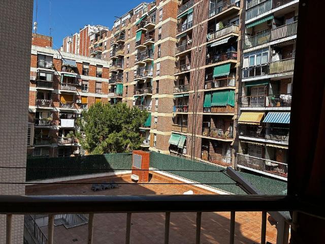 Piso en venta en calle De Les Camèlies, Barcelona, de 66 m² 3 habitaciones por 385.000