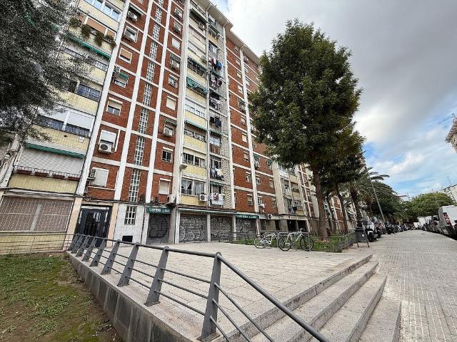 Piso en venta en calle De Les Camèlies, Cornellà de Llobregat, de 62 m² 3 habitaciones por 160.000