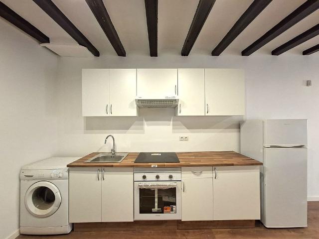Piso en venta en calle De Les Carretes, Barcelona, de 31 m² 1 habitación por 160.000