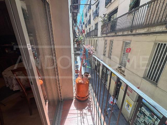 Piso en venta en calle De Les Carretes, Barcelona, de 47 m² 2 habitaciones por 179.000