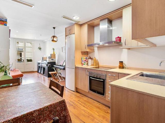 Piso en venta en calle De Les Carretes, Barcelona, de 54 m² 2 habitaciones por 342.500