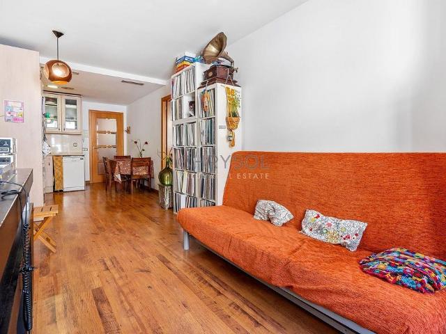 Piso en venta en calle De Les Carretes, Barcelona, de 54 m² 2 habitaciones por 350.000