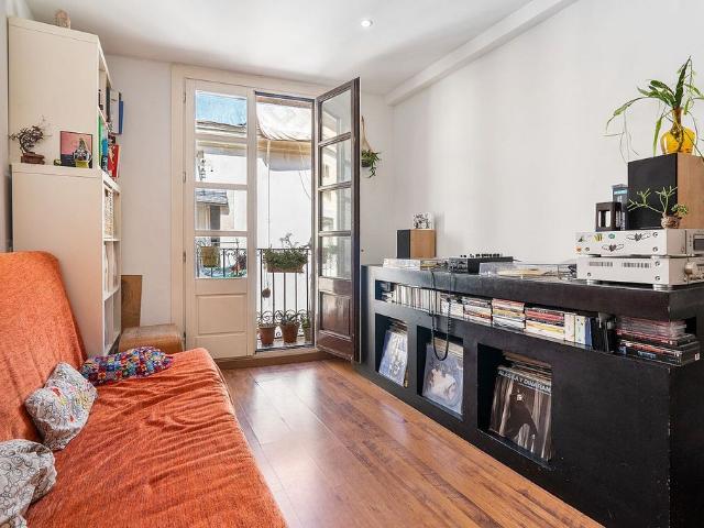 Piso en venta en calle De Les Carretes, Barcelona, de 54 m² 2 habitaciones por 375.000