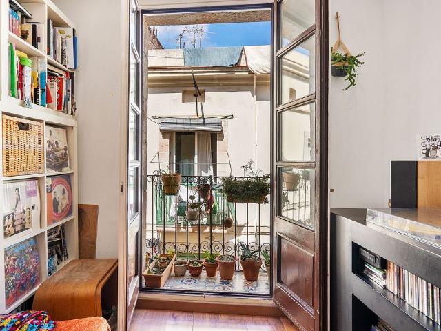 Piso en venta en calle De Les Carretes, Barcelona, de 54 m² 2 habitaciones por 342.500
