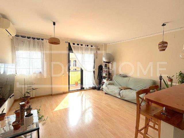 Piso en venta en calle De Les Carretes, Barcelona, de 55 m² 1 habitación por 235.000