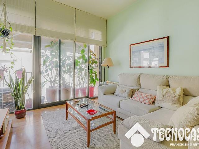 Piso en venta en calle De Les Carretes, Barcelona, de 68 m² 3 habitaciones por 384.000