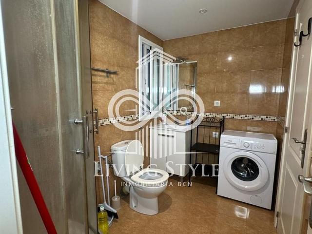 Piso en venta en calle De Les Carretes, Barcelona, de 68 m² 3 habitaciones por 285.000