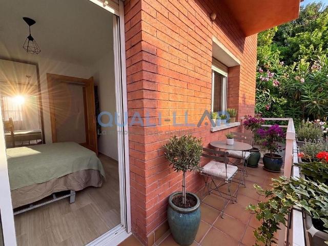 Piso en venta en calle De Les Delícies, Cornellà de Llobregat, de 81 m² 3 habitaciones por 389.000