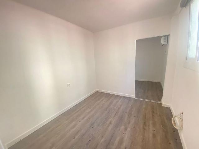 Piso en venta en calle De Les Jonqueres, Barcelona, de 51 m² 3 habitaciones por 219.000