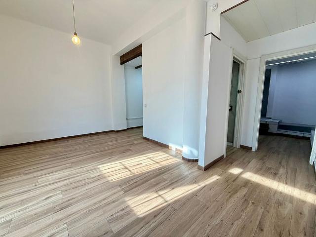 Piso en venta en calle De Les Lletres, Barcelona, de 49 m² 1 habitación por 180.000