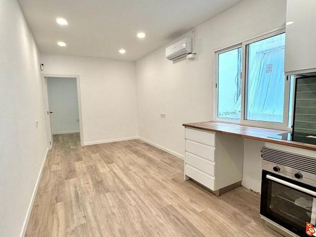 Piso en venta en calle De L'escultor Canet, Barcelona, de 55 m² 3 habitaciones por 296.000