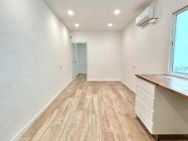 Piso en venta en calle De L'escultor Canet, Barcelona, de 58 m² 3 habitaciones por 293.000