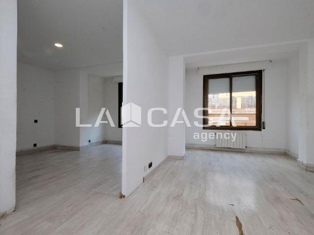 Piso en venta en calle De L'escultor Llimona, Barcelona, de 60 m² 2 habitaciones por 212.000