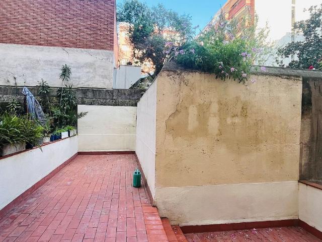 Piso en venta en calle De L'escorial, Barcelona, de 68 m² 3 habitaciones por 365.000