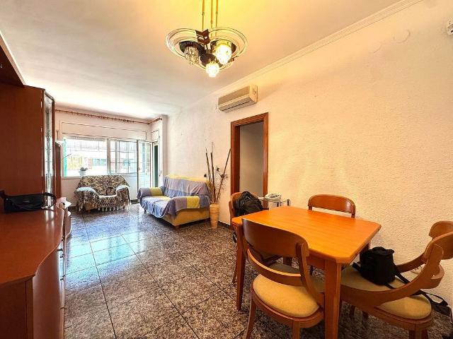 Piso en venta en calle De L'església, Castelldefels, de 96 m² 4 habitaciones por 347.000