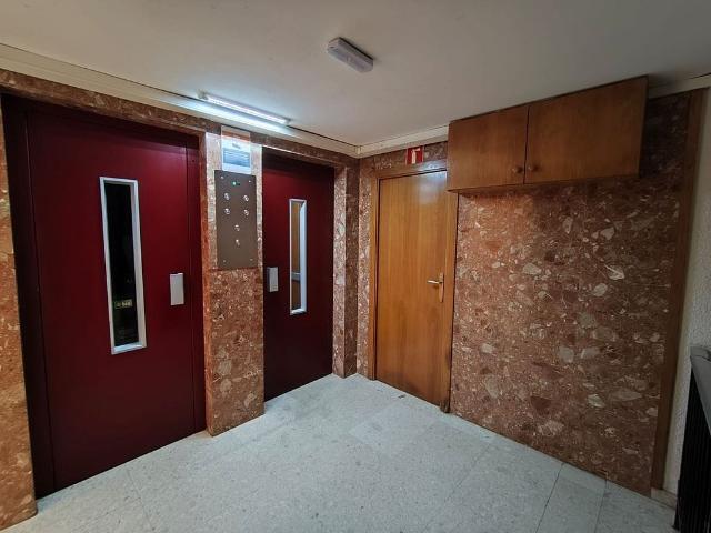 Piso en venta en calle De L'harmonia, Barcelona, de 59 m² 3 habitaciones por 199.000
