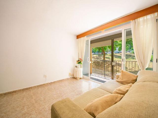 Piso en venta en calle De L'harmonia, Barcelona, de 74 m² 3 habitaciones por 262.000