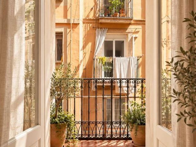 Piso en venta en calle De L'hospital, Barcelona, de 50 m² 1 habitación por 235.000