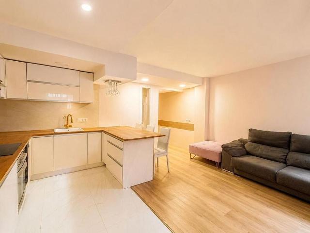 Piso en venta en calle De Llinars, Cornellà de Llobregat, de 70 m² 3 habitaciones por 282.000
