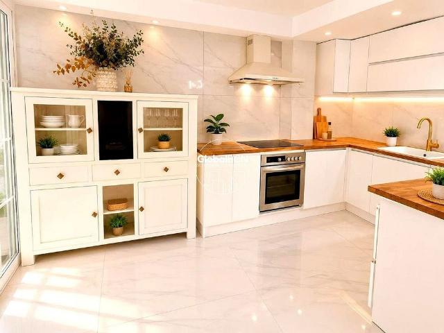 Piso en venta en calle De Llinars, Cornellà de Llobregat, de 70 m² 3 habitaciones por 282.000