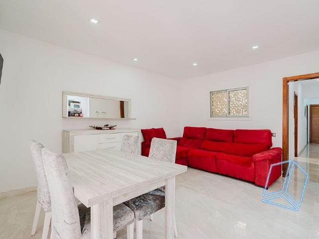 Piso en venta en calle De Lluís Dalmau, Gavà, de 70 m² 2 habitaciones por 319.000