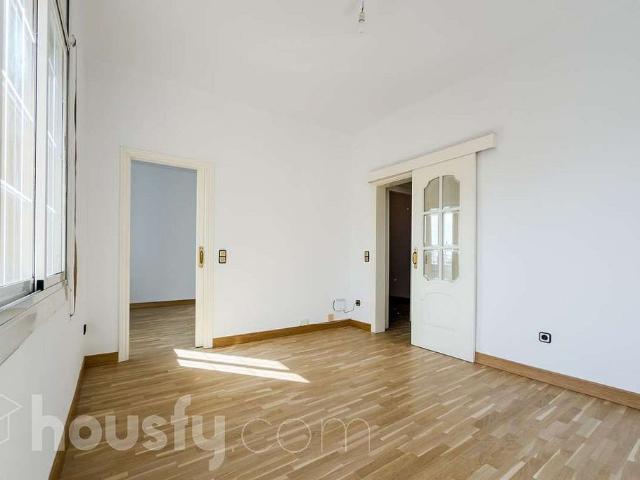 Piso en venta en calle De Padilla, Barcelona, de 69 m² 3 habitaciones por 359.000