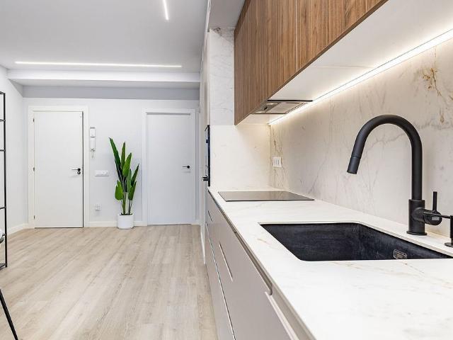 Piso en venta en calle De Padilla, Barcelona, de 77 m² 2 habitaciones por 440.000