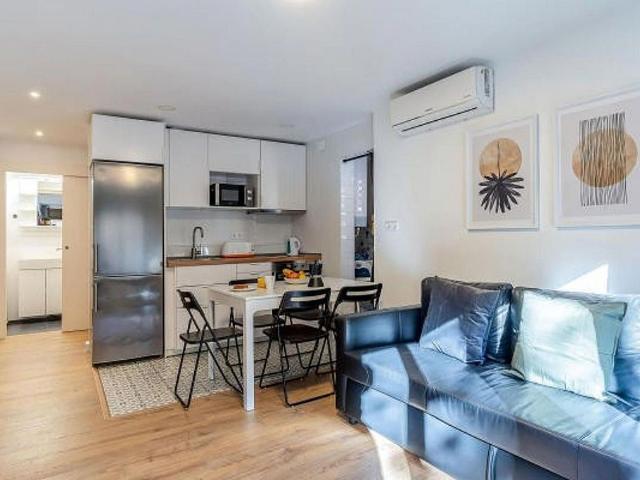 Piso en venta en calle De Pallars, Barcelona, de 48 m² 3 habitaciones por 339.000