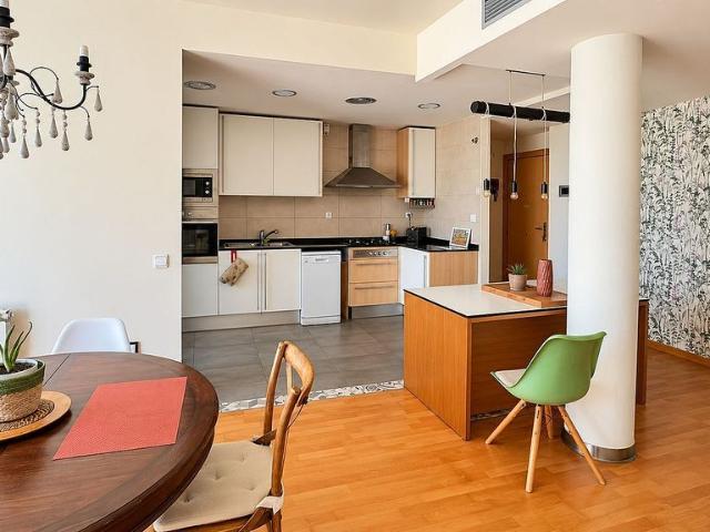 Piso en venta en calle De Pau Vila i Dinarès, Girona, de 98 m² 4 habitaciones por 450.000