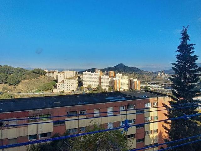 Piso en venta en calle De Perafita, Barcelona, de 65 m² 3 habitaciones por 102.000
