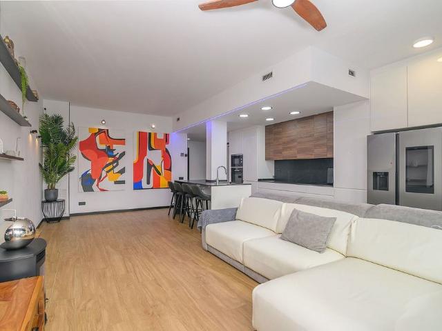 Piso en venta en calle De Pere III, Viladecans, de 88 m² 3 habitaciones por 455.975