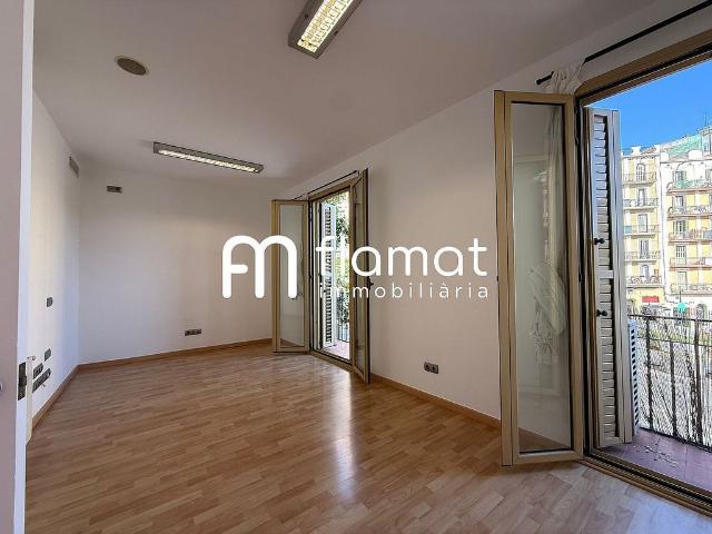 Piso en venta en calle De Pi i Margall, Barcelona, de 84 m² 3 habitaciones por 498.000