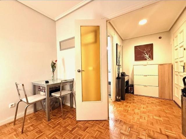 Piso en venta en calle De Praga, Barcelona, de 60 m² 1 habitación por 195.000