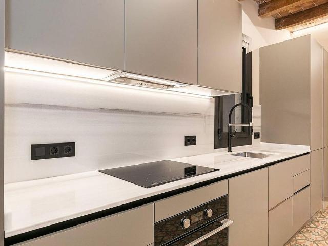 Piso en venta en calle De Radas, Barcelona, de 75 m² 3 habitaciones por 438.000