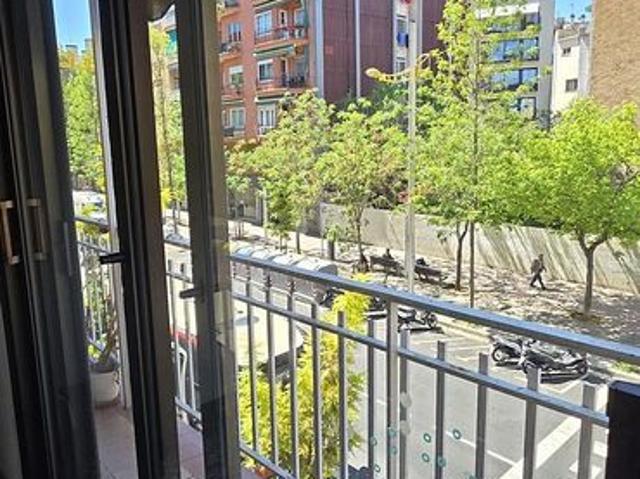 Piso en venta en calle De Ramon Albó, Barcelona, de 85 m² 4 habitaciones por 399.000