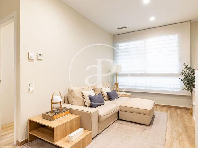 Piso en venta en calle De Regàs, Barcelona, de 51 m² 1 habitación por 470.000