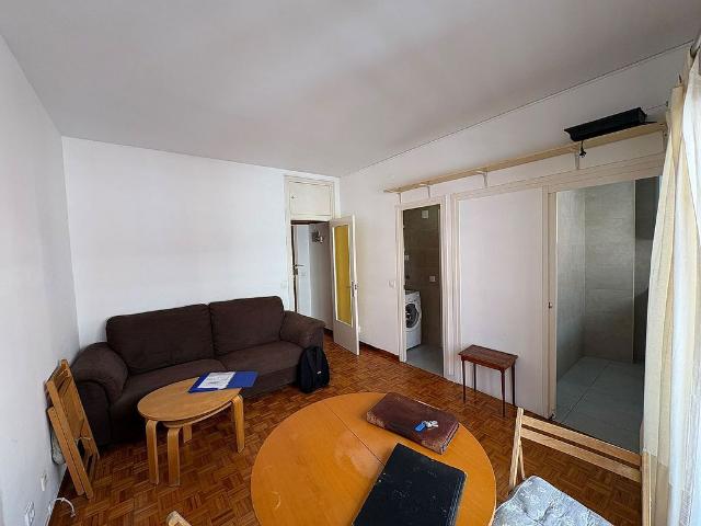 Piso en venta en calle De Reus, Barcelona, de 33 m² 1 habitación por 300.000