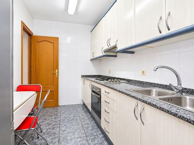 Piso en venta en calle De Ricart, Barcelona, de 70 m² 3 habitaciones por 350.000