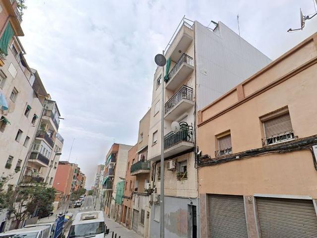 Piso en venta en calle De Richard Strauss, Badalona, de 58 m² 3 habitaciones por 69.000
