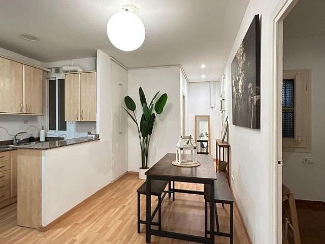 Piso en venta en calle De Rocafort, Barcelona, de 58 m² 2 habitaciones por 295.000