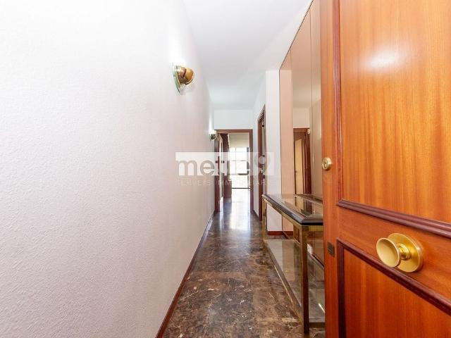 Piso en venta en calle De Rocafort, Barcelona, de 99 m² 4 habitaciones por 640.000