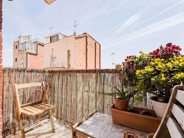 Piso en venta en calle De Rodrigo Caro, Barcelona, de 78 m² 3 habitaciones por 120.000