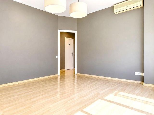 Piso en venta en calle De Suïssa, Barcelona, de 58 m² 2 habitaciones por 395.000