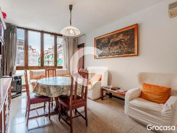Piso en venta en calle De Súria, Barcelona, de 66 m² 3 habitaciones por 317.900